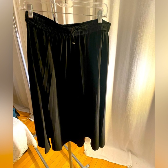 Super cute and confortable black skirt with a waist elastic L Simons - Picture 1 of 2